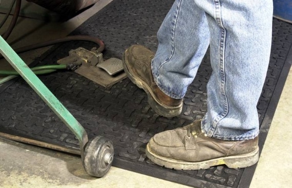 Mat Pro Supreme SlipTech™ Anti-Fatigue Floor Mats for Improved Traction in  Garages & Industrial Workspaces